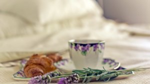 Обои для рабочего стола: Круасан и чай