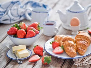 Обои для рабочего стола: Завтрак с клубникой