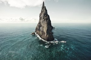 Обои для рабочего стола: Пик в море