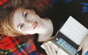 Обои для рабочего стола: Мечтательница с книг...