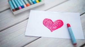 Обои для рабочего стола: Нарисованное сердечк...
