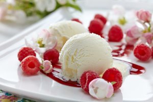 Обои для рабочего стола: Мороженое с малиной
