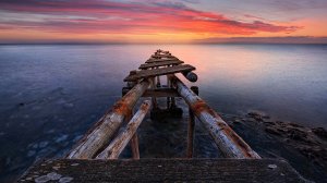 Обои для рабочего стола: Закат у старого пирс...