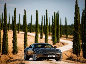 Aston Martin в движении - скачать обои на рабочий стол