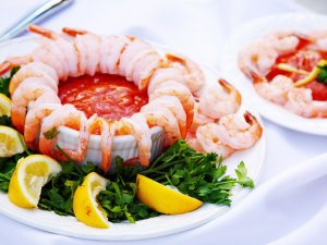 Обои для рабочего стола: Креветки с соусом
