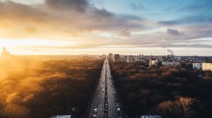 Обои для рабочего стола: Трасса через город