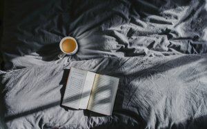 Обои для рабочего стола: Книга и кофе
