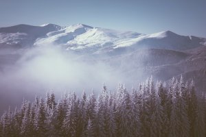 Обои для рабочего стола: Зимняя дымка над гор...