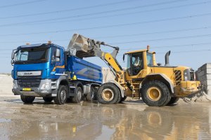 Обои для рабочего стола: Загрузка грузовика