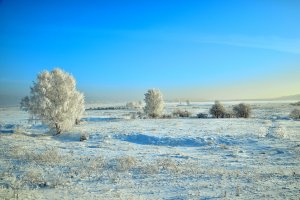 Обои для рабочего стола: Небо над снежными по...