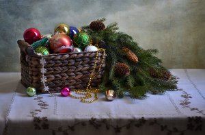 Обои для рабочего стола: Корзинка с елочными ...