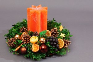Обои для рабочего стола: Свеча и венок