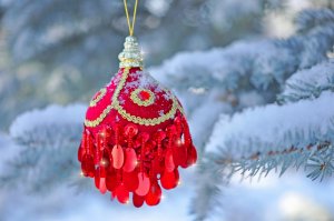 Обои для рабочего стола: Алый шар для ели