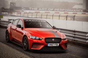 Jaguar XE SV - скачать обои на рабочий стол