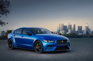 Jaguar XE SV - скачать обои на рабочий стол