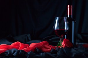Обои для рабочего стола: Бокал красного вина