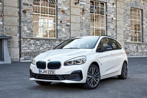 BMW в городе - скачать обои на рабочий стол