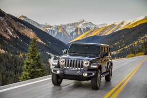 Обои для рабочего стола: Jeep на дороге