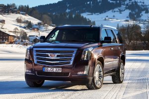 Обои для рабочего стола: Cadillac на зимней д...