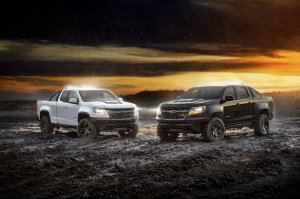 Обои для рабочего стола: Chevrolet месит гряз...