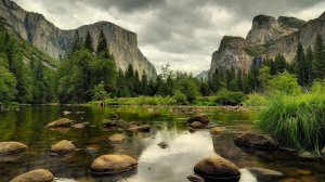 Обои для рабочего стола: Горное озеро среди с...