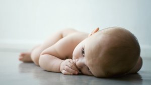 Обои для рабочего стола: Задумчивый младенец
