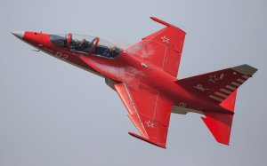 Обои для рабочего стола: Красный Yak-130