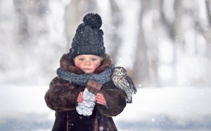 Розовощекий ребенок с шоколадкой в руках  - скачать обои на рабочий стол