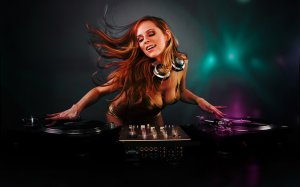 Обои для рабочего стола: Красивая девушка DJ