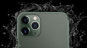 Обои для рабочего стола: Вода и iphone 11 pro