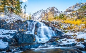 Скалистый водопад  - скачать обои на рабочий стол