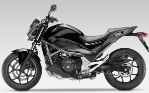 Обои для рабочего стола: Мотоцикл honda nc750...