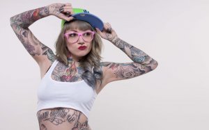 Татуированная девушка в очках  - скачать обои на рабочий стол