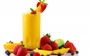 Сок в окружение ягод и фруктов  - скачать обои на рабочий стол